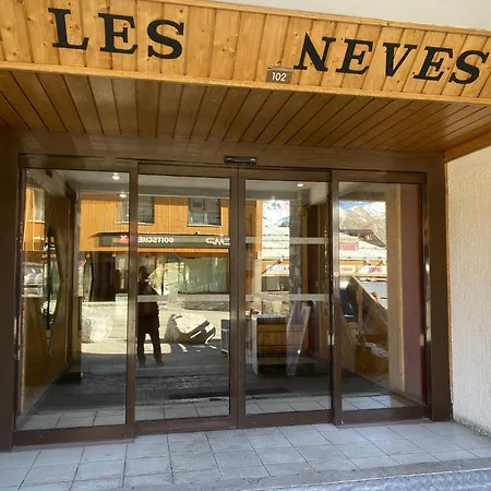 Apartment Neves - Location: Pour 4 Personnes Dans Un Quartier Jeune Et Anime Val Thorens