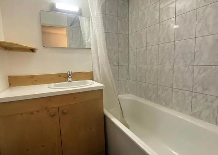 Apartment Neves - Location: Pour 4 Personnes Dans Un Quartier Jeune Et Anime *